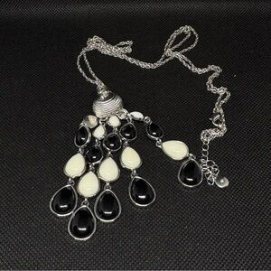 Elegant Black and White Teardrop Necklace jellyfish style vintage look